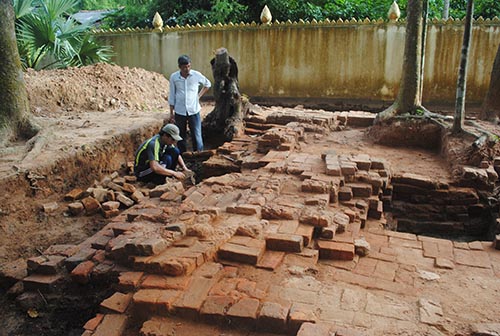 Khai quật khảo cổ tại Bờ Luỹ chùa Lò Gạch
